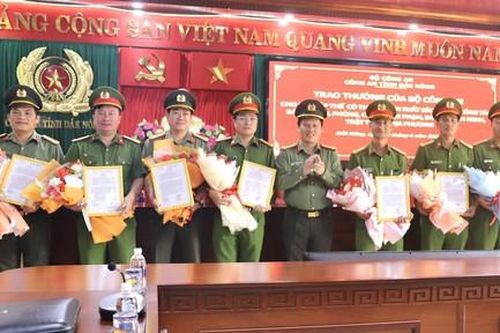 Khen thưởng các đơn vị triệt phá vụ án, chuyên án lớn về hình sự, ma túy