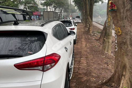 Hà Nội: Hàng chục ô tô đỗ trên vỉa hè hồ Linh Đàm bị rạch lốp
