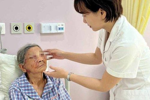 Từ nốt mụn ruồi vùng mi, cụ bà 98 tuổi bị khối u sùi loét lớn trên mặt