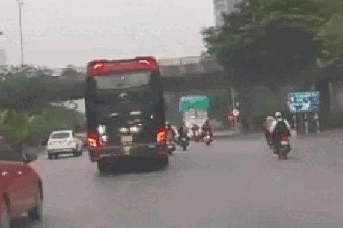 Cận cảnh cú lộn cứu mạng cô gái trẻ trên Đại lộ Thăng Long khỏi bánh xe khách
