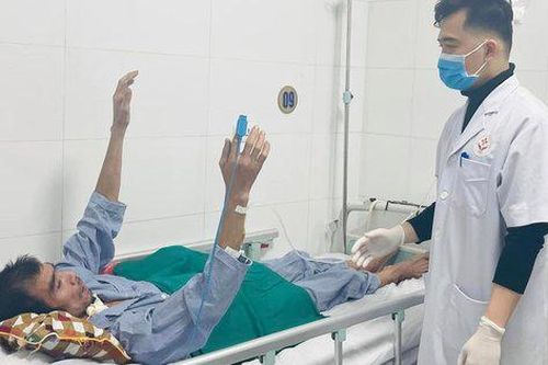 Đi dép buộc dây thép, người đàn ông nguy kịch vì nhiễm trùng uốn ván