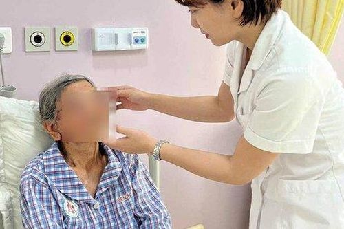 Cụ bà 98 tuổi phát hiện mắc ung thư da từ nốt mụn ruồi dưới mi mắt