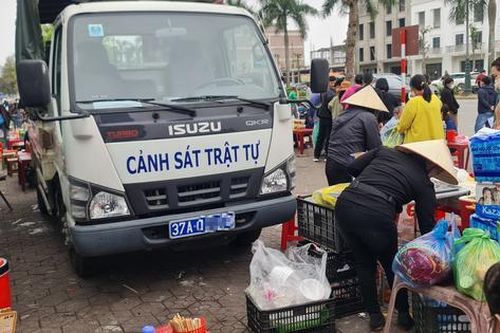 Hàng rong bủa vây luôn xe cảnh sát trật tự