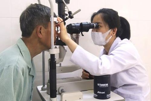 Sử dụng máy cắt cỏ, người đàn ông bị đá bắn vào mắt làm vỡ nhãn cầu