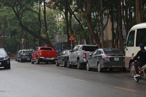 Xử lý thế nào vụ hàng chục ô tô bị chọc thủng lốp khi đỗ trên vỉa hè khu Linh Đàm