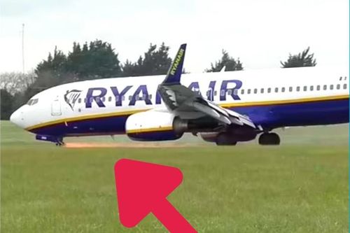 Khoảnh khắc tia lửa bắn ra từ chiếc máy bay Ryanair khi hạ cánh