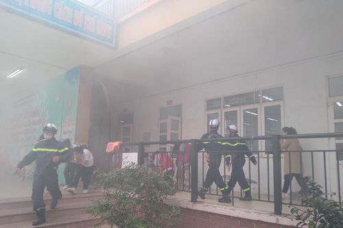 Giây phút trải nghiệm thoát nạn đáng nhớ trong buổi học kỹ năng sống