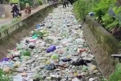 'Sóng thần rác' ở điểm du lịch đông khách của Indonesia