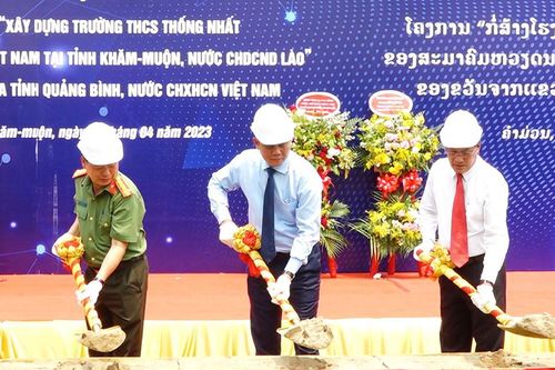 Quảng Bình tặng tỉnh Khăm Muộn (Lào) công trình Trường trung học cơ sở Thống Nhất
