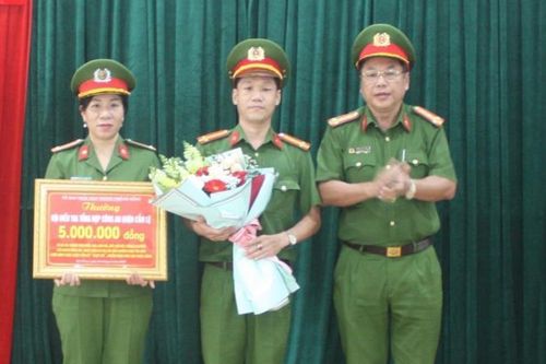 Khen thưởng Công an quận Cẩm Lệ về thành tích xuất sắc trong đấu tranh, phòng chống tội phạm