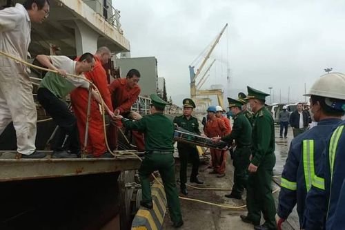 Cấp cứu 3 thuyền viên nước ngoài gặp nạn