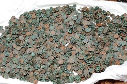 Đào đất trồng khoai, vô tình phát hiện 'kho báu' trăm năm tuổi