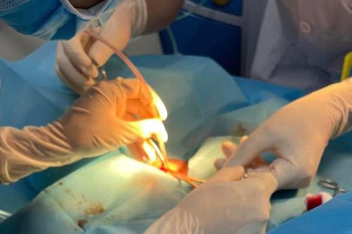Đi dép buộc dây sắt, nam thanh niên bị uốn ván nguy kịch