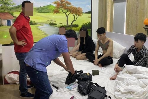 Phát hiện nhóm nam nữ đang 'bay lắc' trong khách sạn
