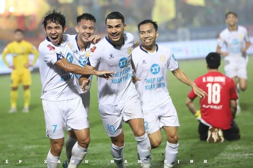 Đánh bại Sông Lam Nghệ An, Nam Định chiếm ngôi đầu V.League