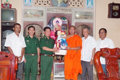 BĐBP Sóc Trăng thăm tặng quà các chùa Khmer nhân dịp Tết cổ truyền Chol Chnam Thmay