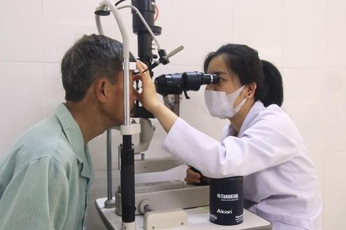 Người đàn ông suýt mù mắt khi đi cắt cỏ, bác sĩ khuyến cáo cách phòng tai nạn