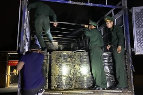 Bắt giữ phương tiện vận chuyển 15 tấn chất lỏng không rõ nguồn gốc