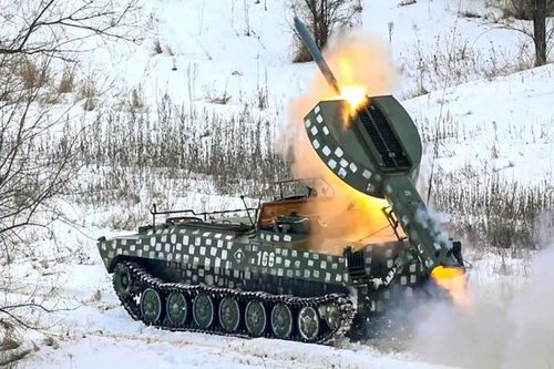 Hình ảnh hiếm Ukraine dùng xe phá mìn 'thiên thạch' tấn công quân Nga ở Bakhmut