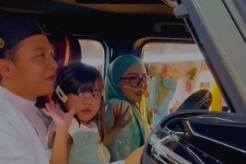 Malaysia: Mẹ tặng con gái 5 tuổi xe Mercedes để con đi học chăm chỉ hơn