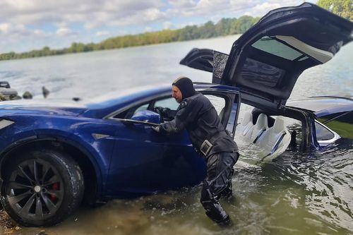 Hungary: Xe Tesla bị chìm dưới sông được bán lại với giá khó tin