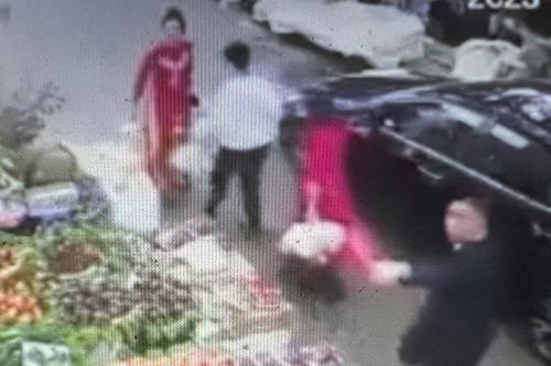Tài xế đỗ ô tô dưới lòng đường xô xát với người bán trái cây chiếm vỉa hè