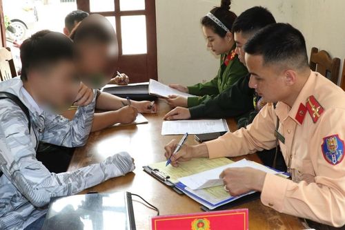 Xử phạt 2 nhóm thanh, thiếu niên đánh võng, vượt đèn đỏ ở Thanh Hóa