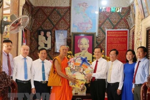 Tỉnh ủy An Giang chúc mừng đồng bào Khmer nhân Tết Chôl Chnăm Thmây
