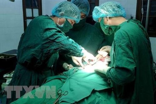 Hà Nội: Cấp cứu người bệnh thủng ruột do nuốt hạt táo đỏ