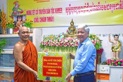 Chủ tịch Ủy ban MTTQ Việt Nam chúc Tết Chôl Chnăm Thmây tại Cà Mau