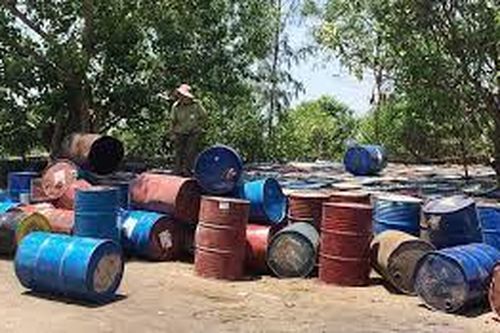 Tạm giữ xe tải chở 15 tấn nhựa đường không rõ nguồn gốc xuất xứ