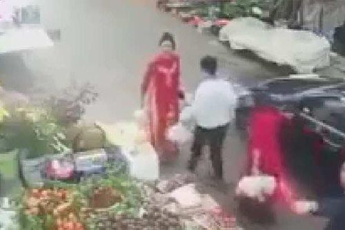 Xôn xao clip tài xế lái ô tô đánh nhau với người phụ nữ bán hoa quả, công an vào cuộc xác minh