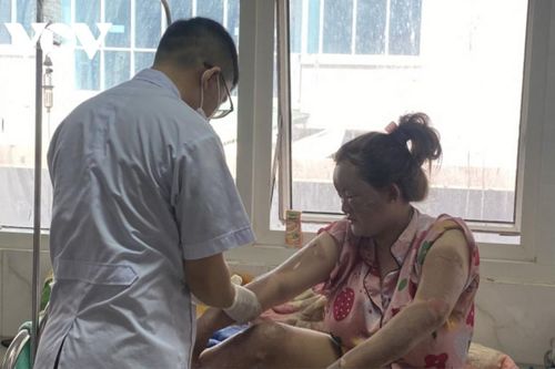 Buổi tiệc đang vui vẻ bỗng nháo nhào bởi tiếng nổ lớn, 7 người phải nhập viện sau đó