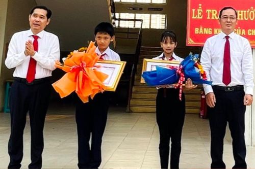 Nhặt được giỏ xách chứa hơn 100 triệu đồng, 2 học sinh tiểu học có hành động bất ngờ