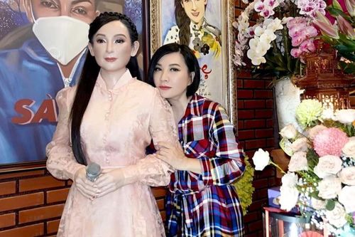 Vợ cũ Bằng Kiều bần thần trong ngày sinh nhật nghệ sĩ Phi Nhung: Em của chị giờ đây chỉ là một pho tượng