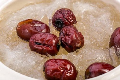 Ăn quả táo đỏ chưng tổ yến, người phụ nữ nhập viện khẩn vì một sơ suất không ngờ