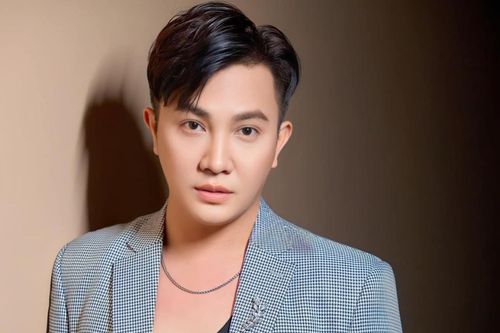 Một nam MC mắc bệnh liệt nửa mặt vì làm việc quá sức