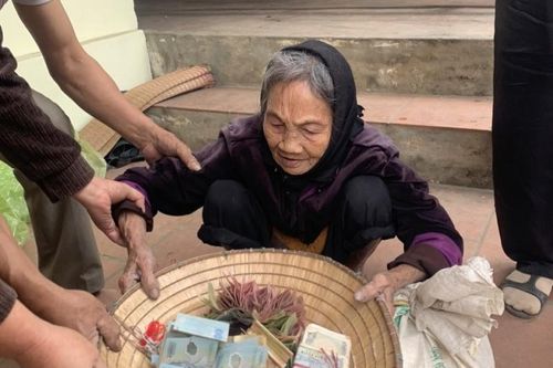 Dỡ nhà cũ, phát hiện bao tải chứa nhiều bọc tiền của cụ bà 90 tuổi bỏ quên