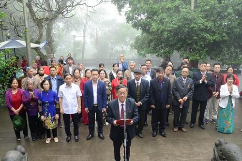 Hội đồng hương Phú Thọ tại Tuyên Quang dâng hương tại đền Hùng