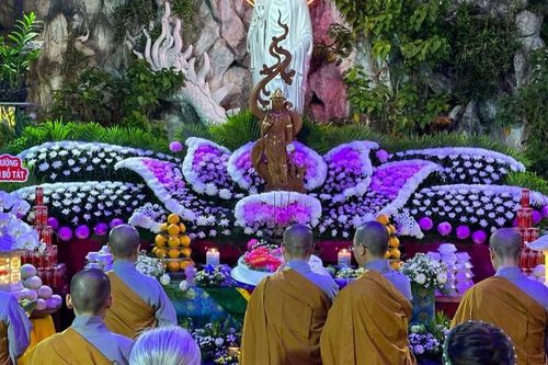 Quan Âm tu viện (Q.Phú Nhuận) tổ chức lễ hoa đăng vía Đức Bồ-tát Quán Thế Âm