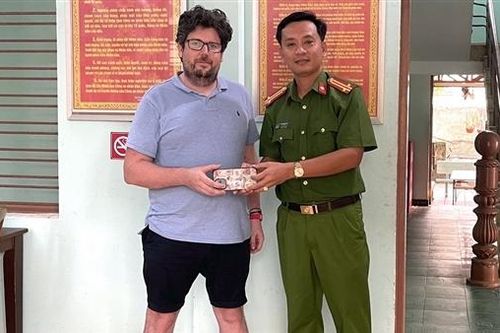 Nhờ 'mắt thần', Công an tìm lại tài sản cho du khách