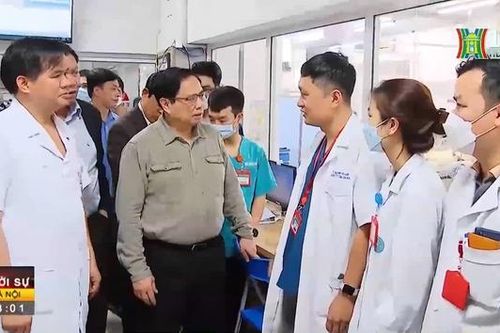 Thủ tướng kiểm tra đột xuất nhiều bệnh viện tuyến cuối