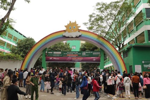 Hiệu trưởng trường Tiểu học Lômônôxốp thu 'phí giữ chỗ': Đóng cọc giữ chỗ để ổn định sĩ số mỗi lớp