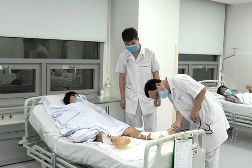 Lần đầu nối thành công hai cẳng chân bị đứt rời
