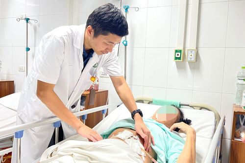 Người phụ nữ bị thủng ruột sau ăn táo đỏ hầm tổ yến