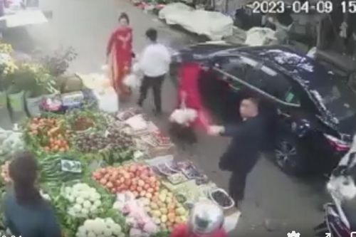 Hà Nội: Lấn chiếm vỉa hè bán trái cây, người phụ nữ còn lao vào ẩu đả với tài xế