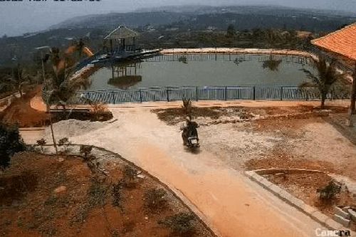 Kinh hoàng khoảnh khắc xe máy lao sập lan can, rơi xuống hồ nước khiến 2 người thiệt mạng