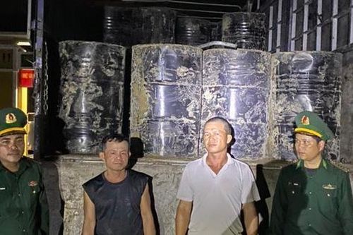 Bắt giữ 15 tấn chất lỏng nghi nhựa đường không rõ nguồn gốc