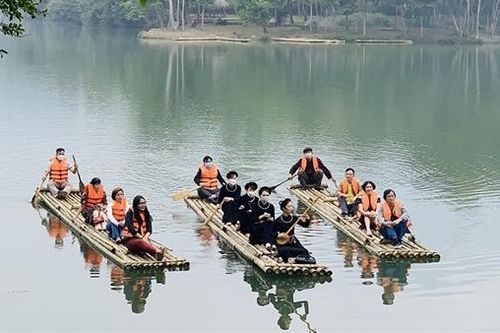 Tiếng đàn trời bay lên đỉnh núi