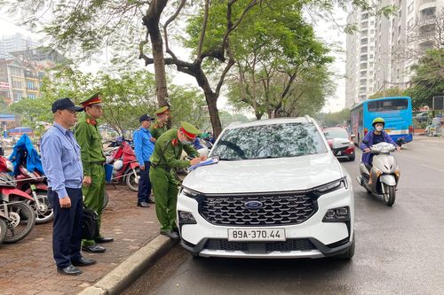 Có biển cấm, ô tô vẫn ngang nhiên dừng đỗ thành hàng